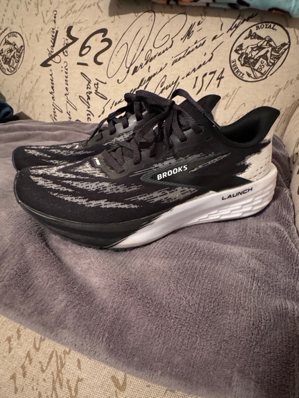 Brooks Launch womens Running Shoes - Black & White